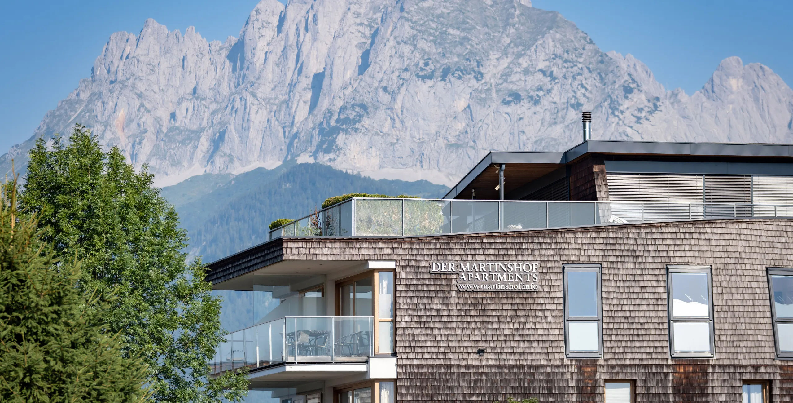 Holzschindelfassade des Apartmenthauses Martinshof vor dem Wilden Kaiser