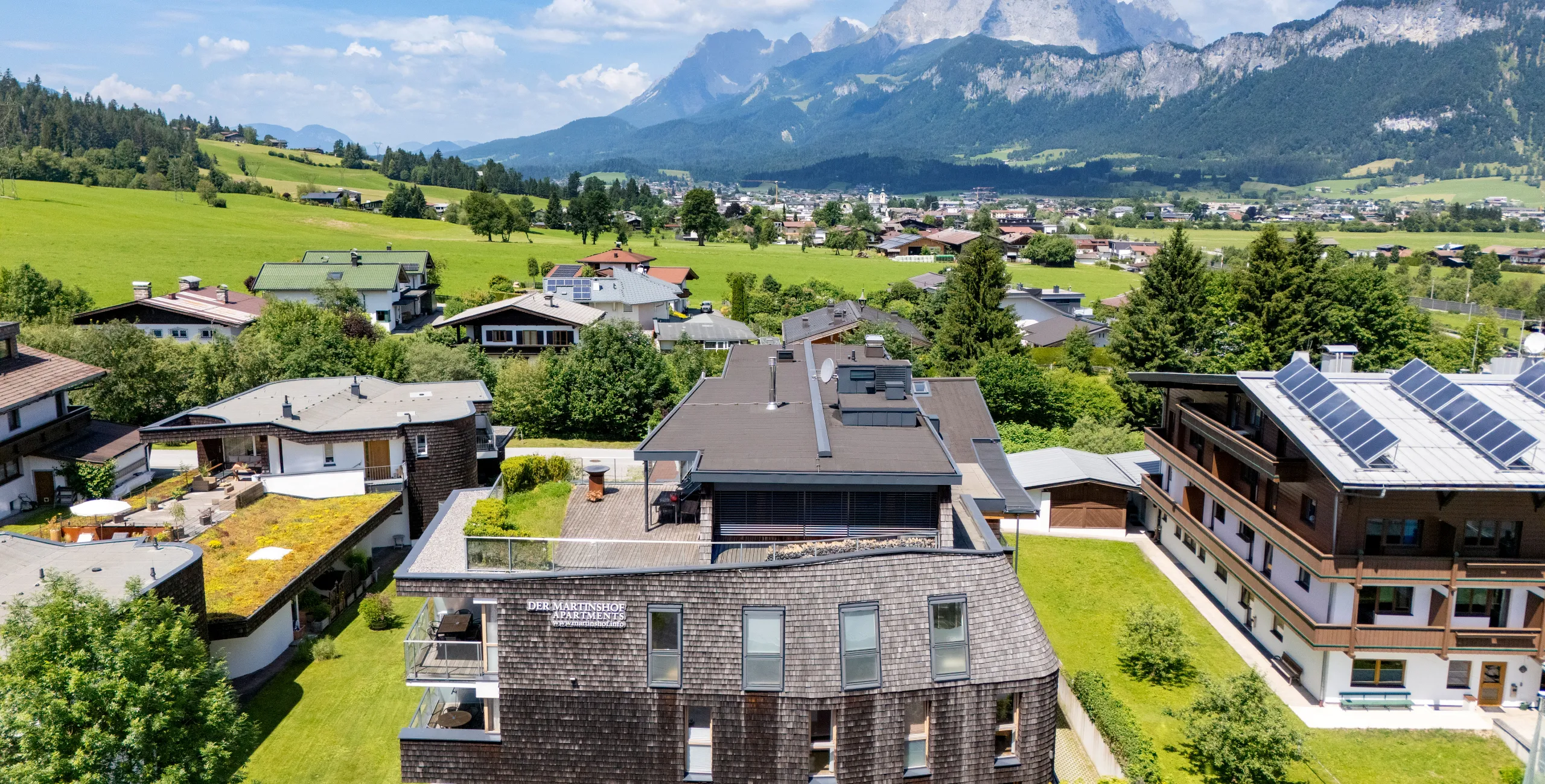 Luftaufnahme von St. Johann in Tirol mit dem Martinshof und dem Wilden Kaiser