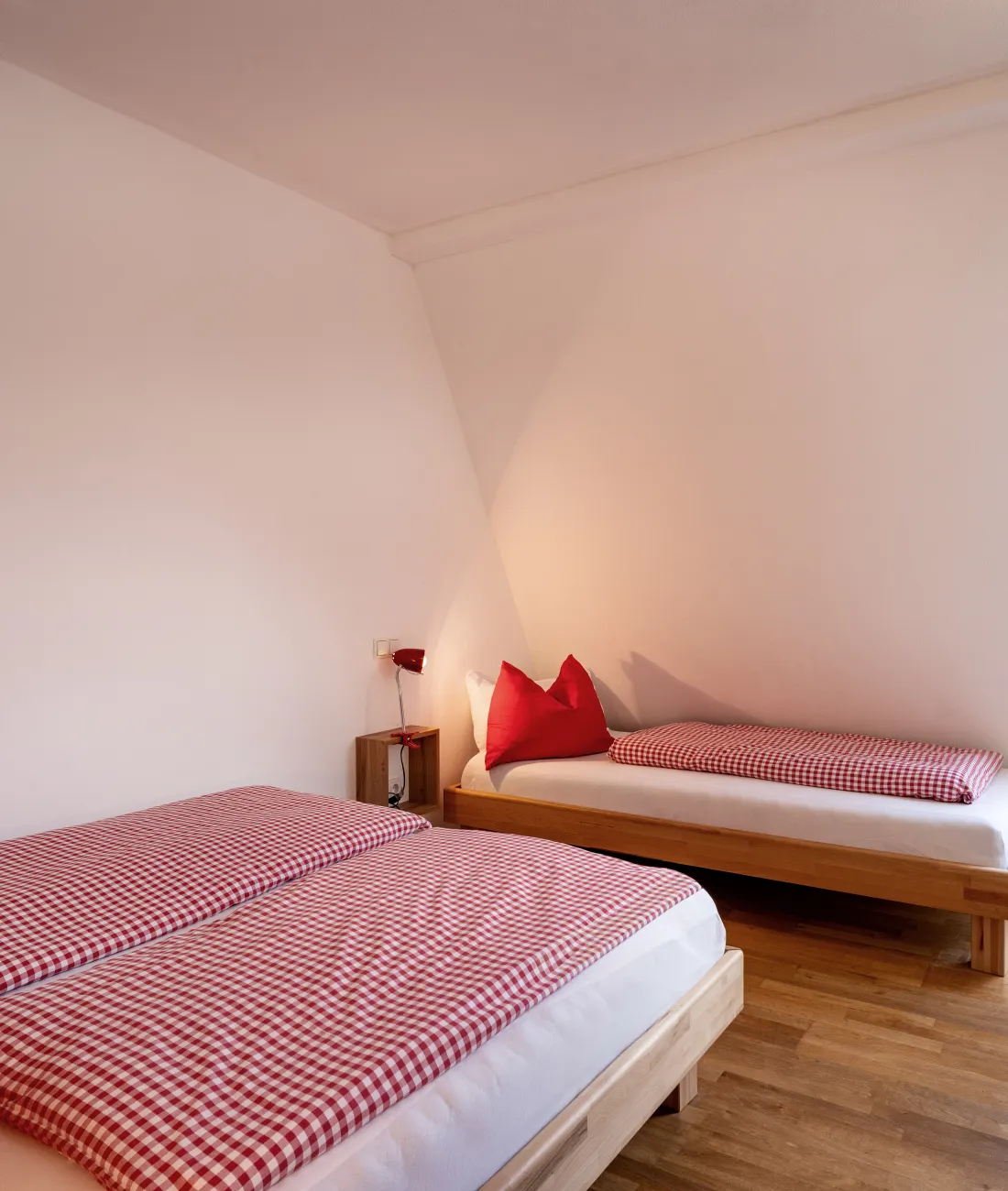 Schlafzimmer mit Doppelbett und Einzelbett im Apartment Top 26