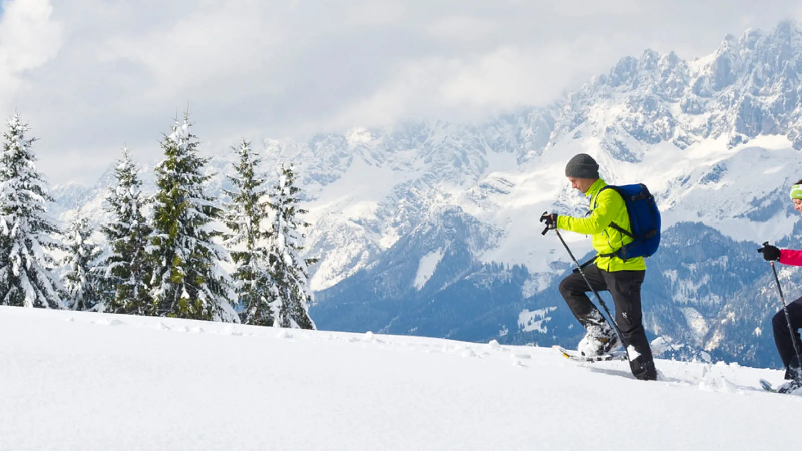 Schneeschuhwanderer in verschneiter Winterlandschaft