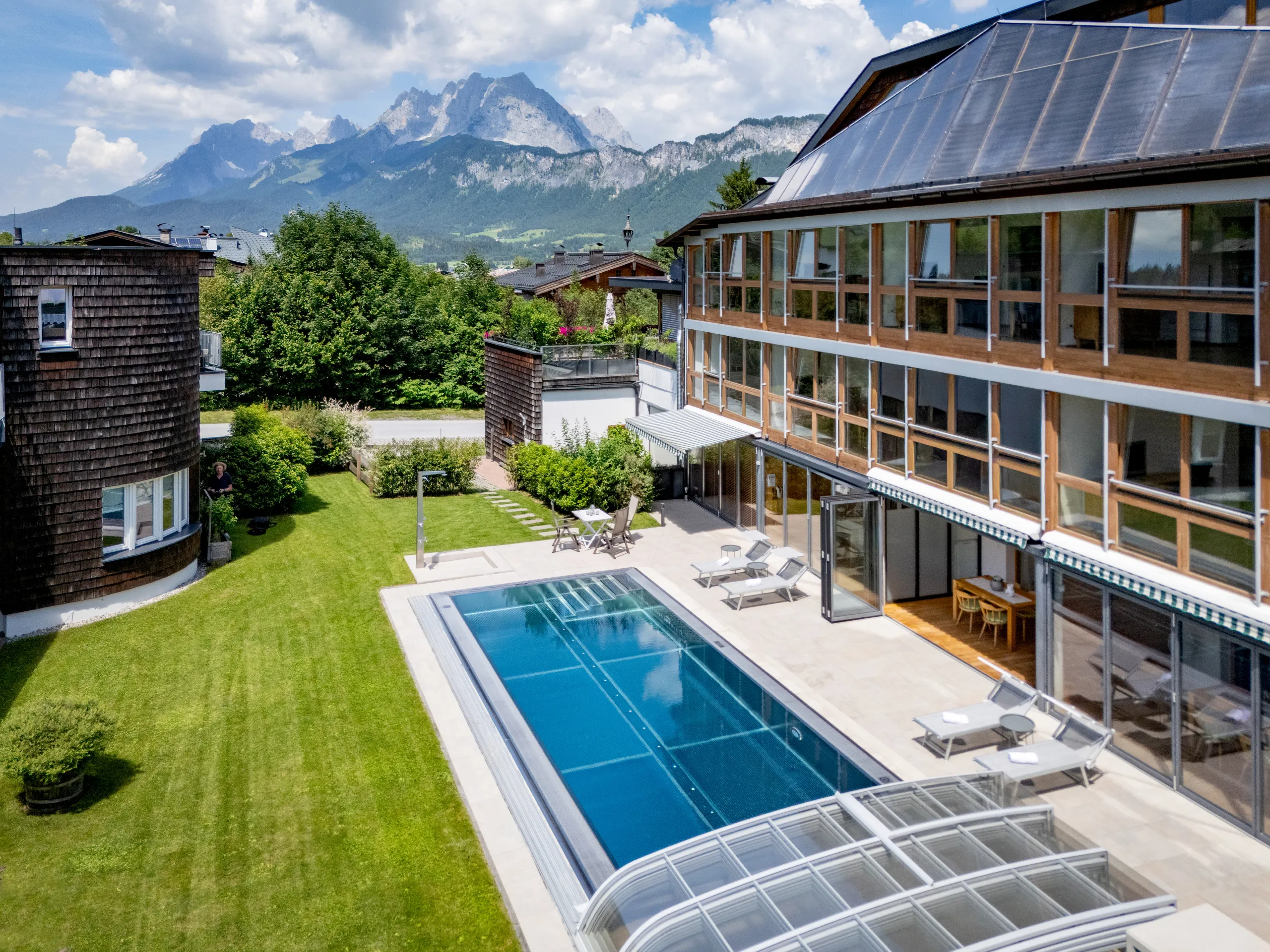 Apartmenthaus Martinshof mit Pool und Liegewiese vor dem Wilden Kaiser
