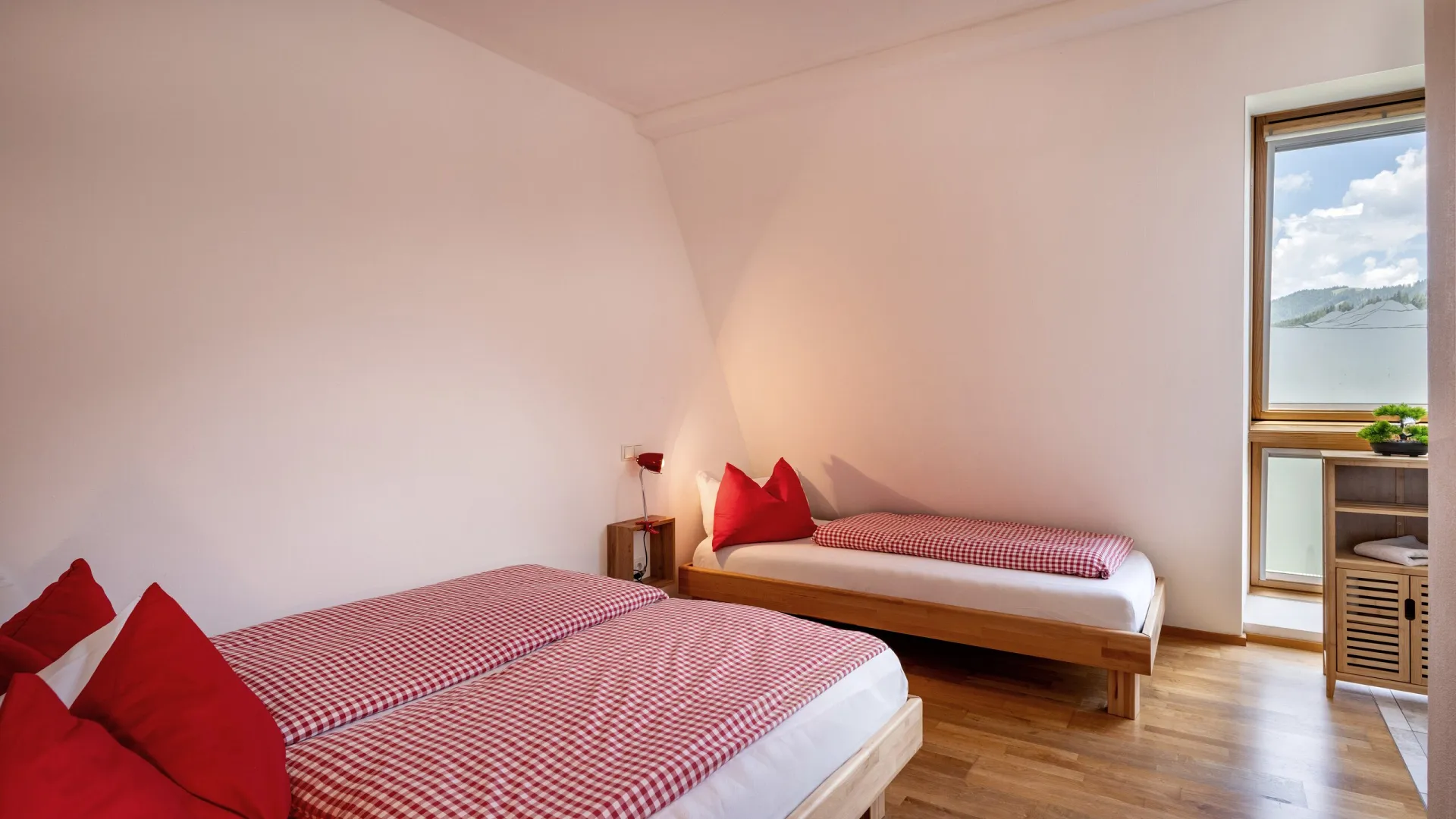 Schlafzimmer mit Doppelbett und Einzelbett im Apartment Top 26