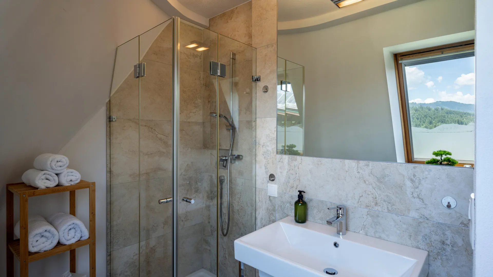 Badezimmer mit Glasdusche und Bergblick im Apartment Top 26