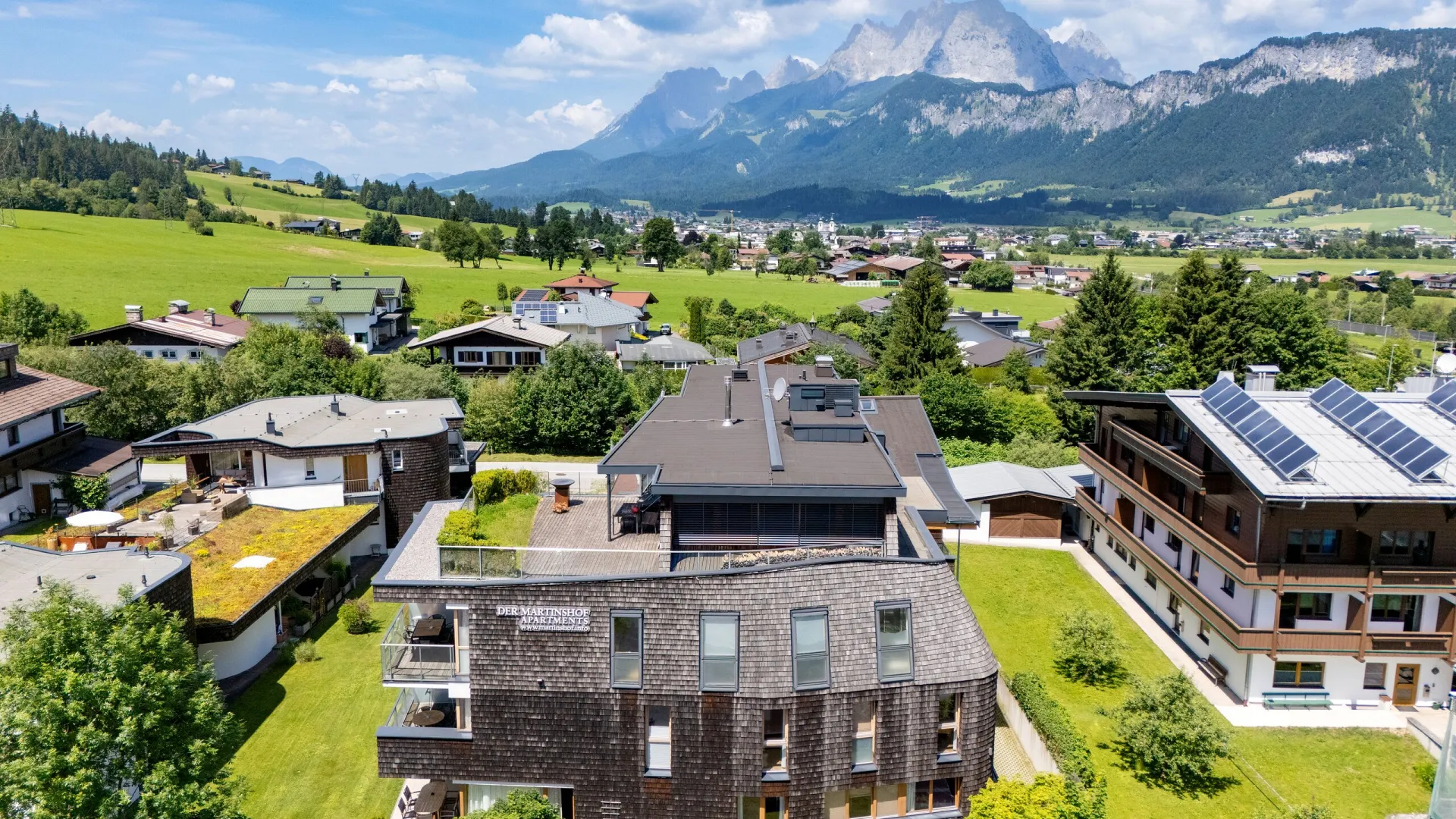 Luftaufnahme von St. Johann in Tirol mit dem Martinshof und dem Wilden Kaiser