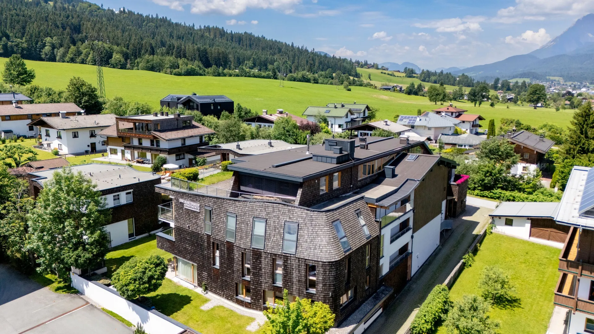 Luftaufnahme des Martinshofs und der umliegenden Wiesen in St. Johann in Tirol