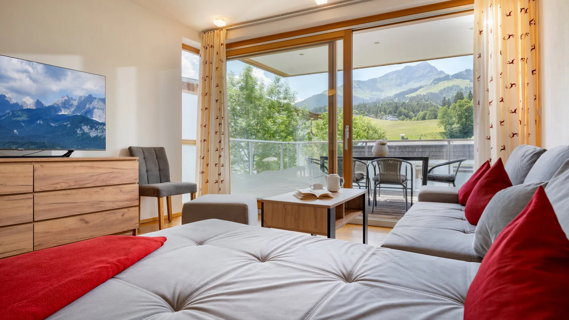 Wohnraum mit Ecksofa und Bergblick im Apartment Top 26
