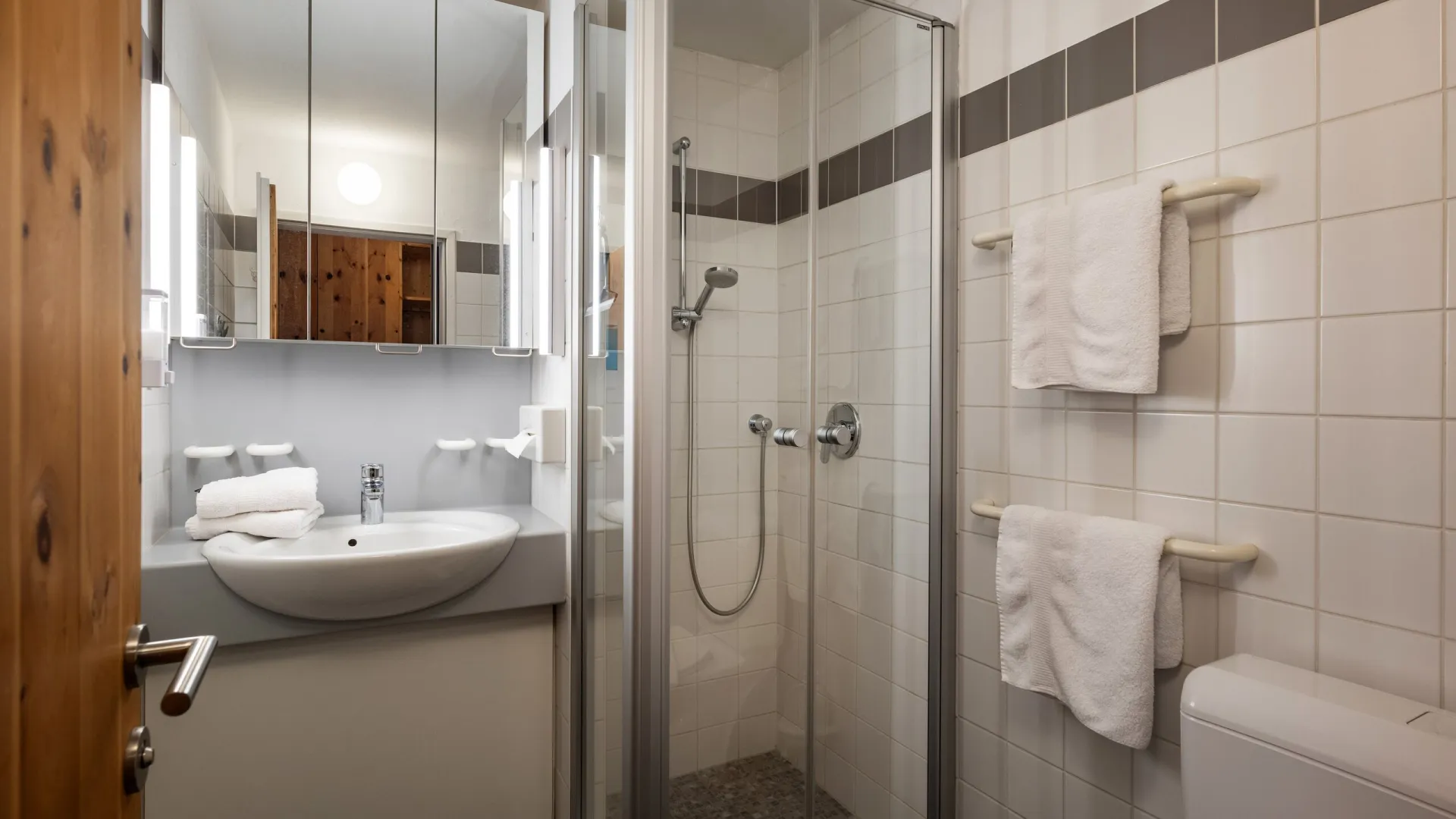 Badezimmer mit Dusche im Superior Studio Top 23