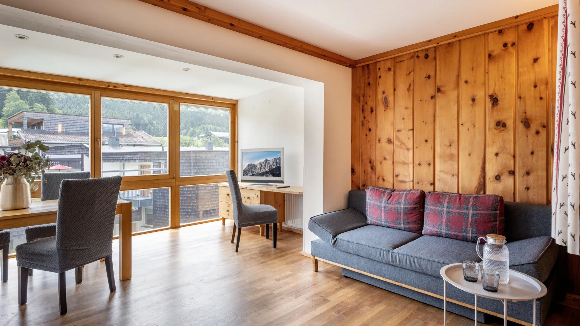 Wohnraum mit Zirbenholzwand, Sofa und Essplatz im Superior Studio Top 23