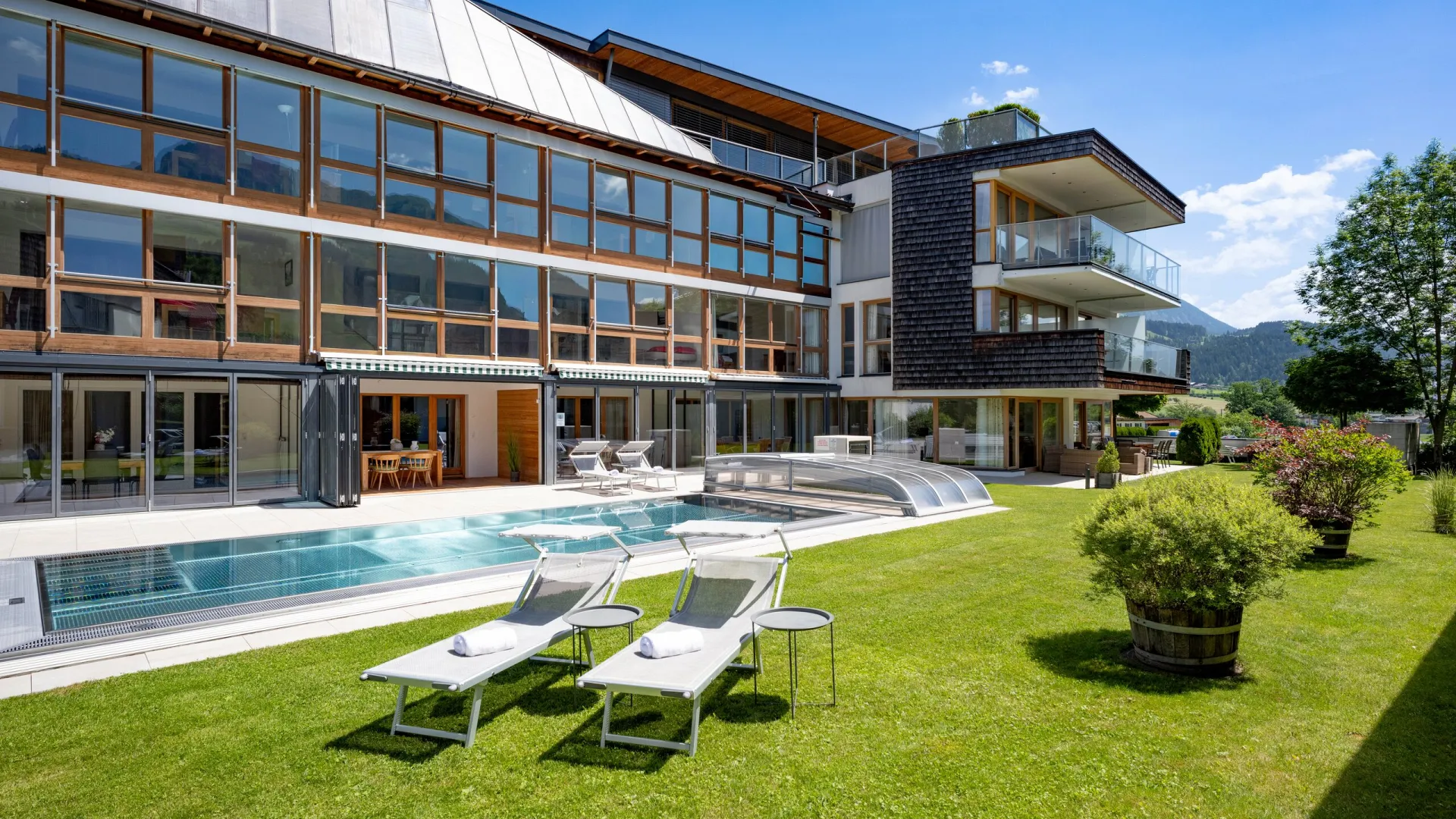 Gartenseite des Martinshofs mit Pool und Liegestühlen