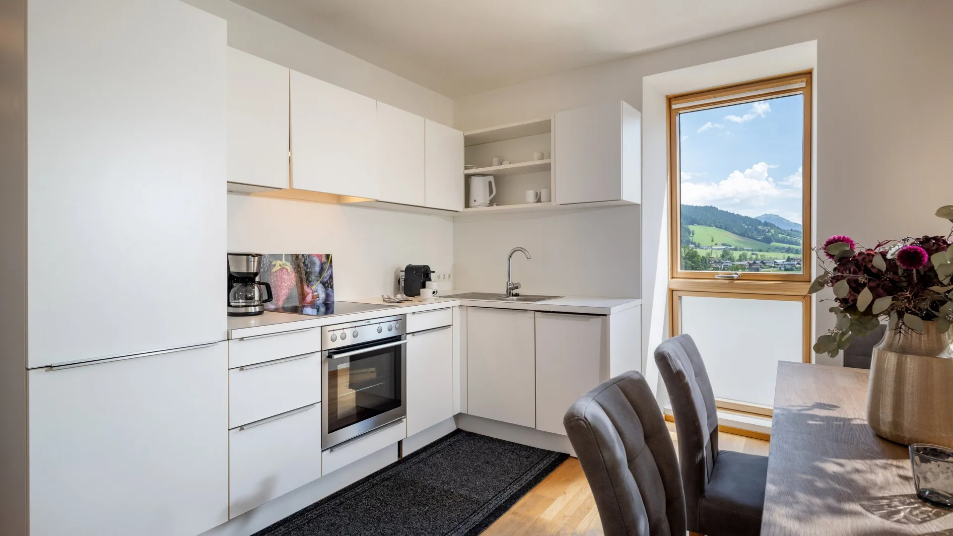 Moderne Küche mit Essplatz im Apartment Top 26