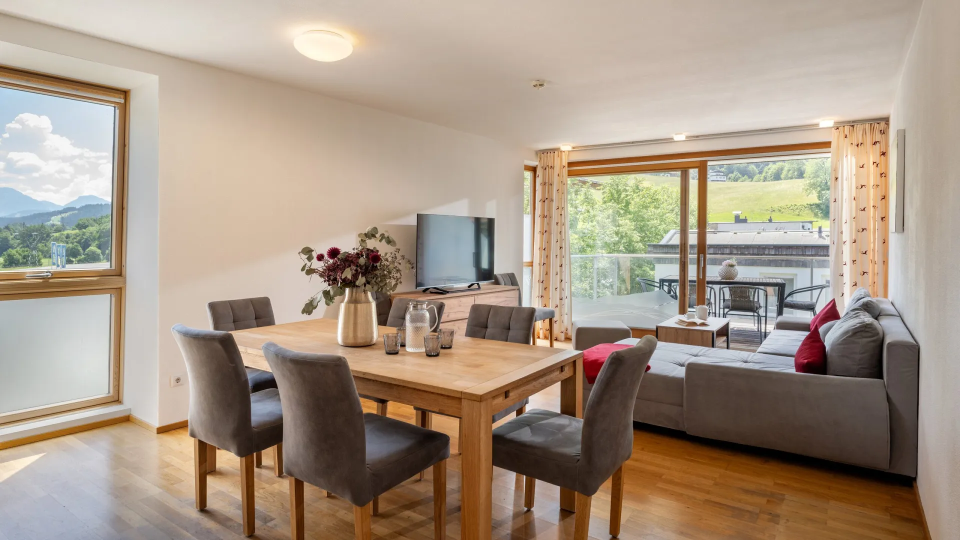 Essplatz und Wohnbereich im Apartment Top 26