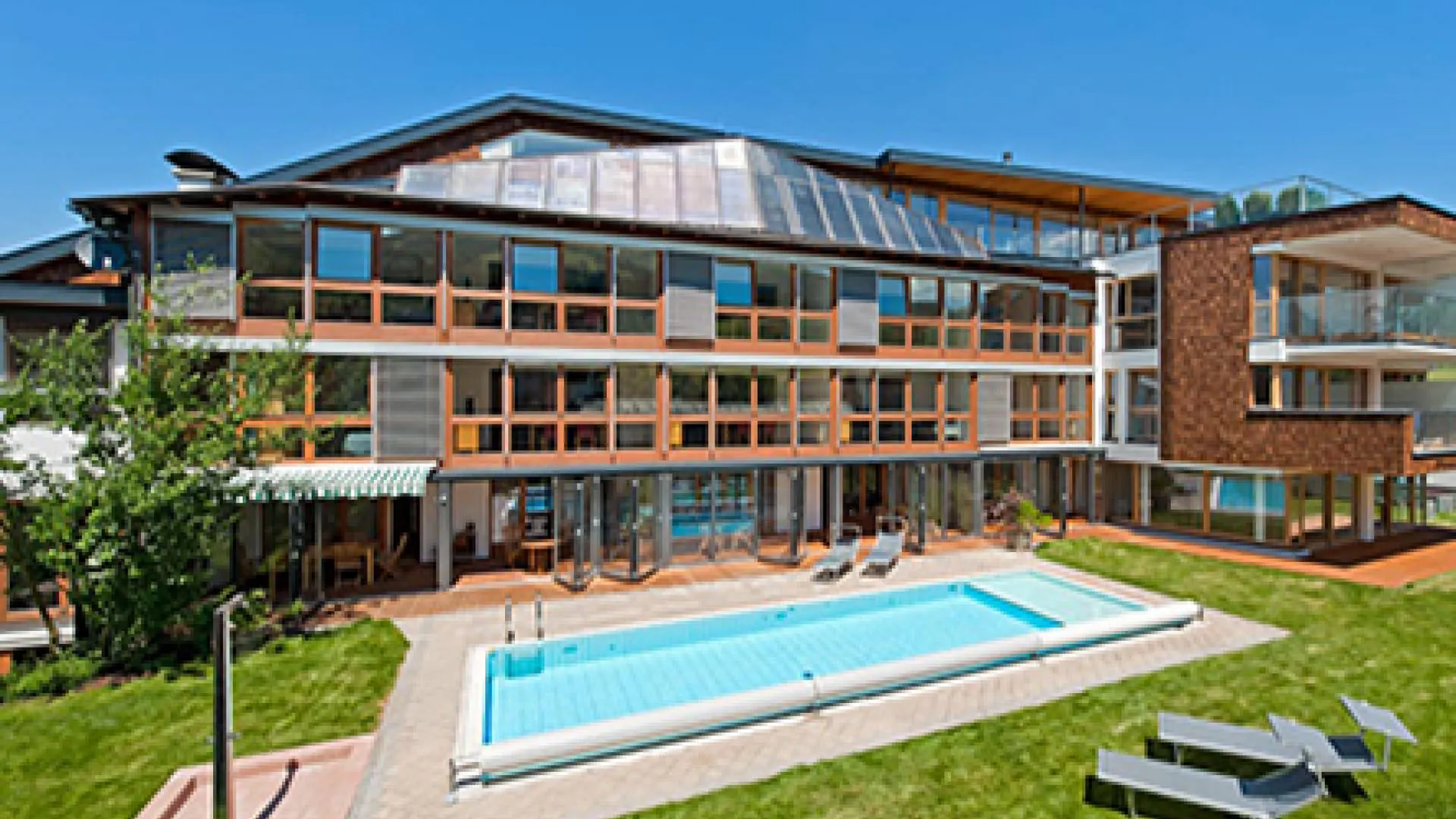 Apartmenthaus Martinshof mit Außenpool und Liegewiese