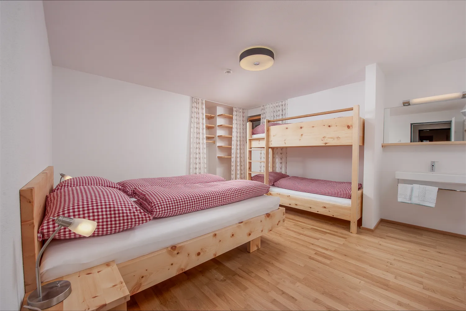 Schlafzimmer mit Stockbett im Apartment mit 3 Schlafzimmern