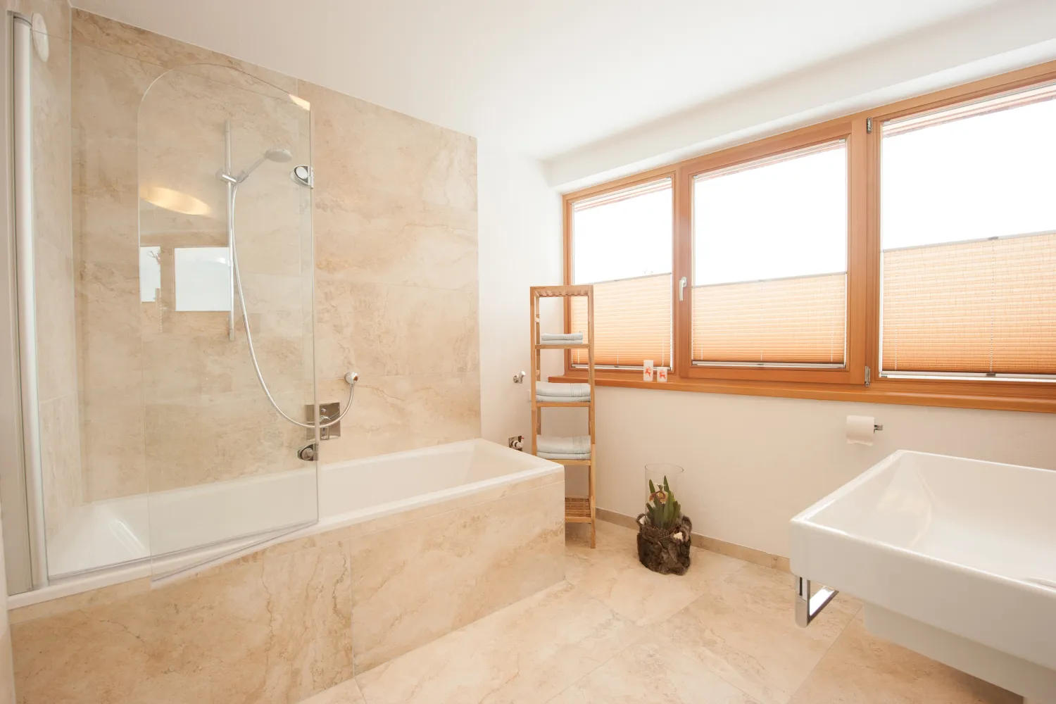 Badezimmer mit Badewanne im Apartment mit 2 Schlafzimmern und Garten