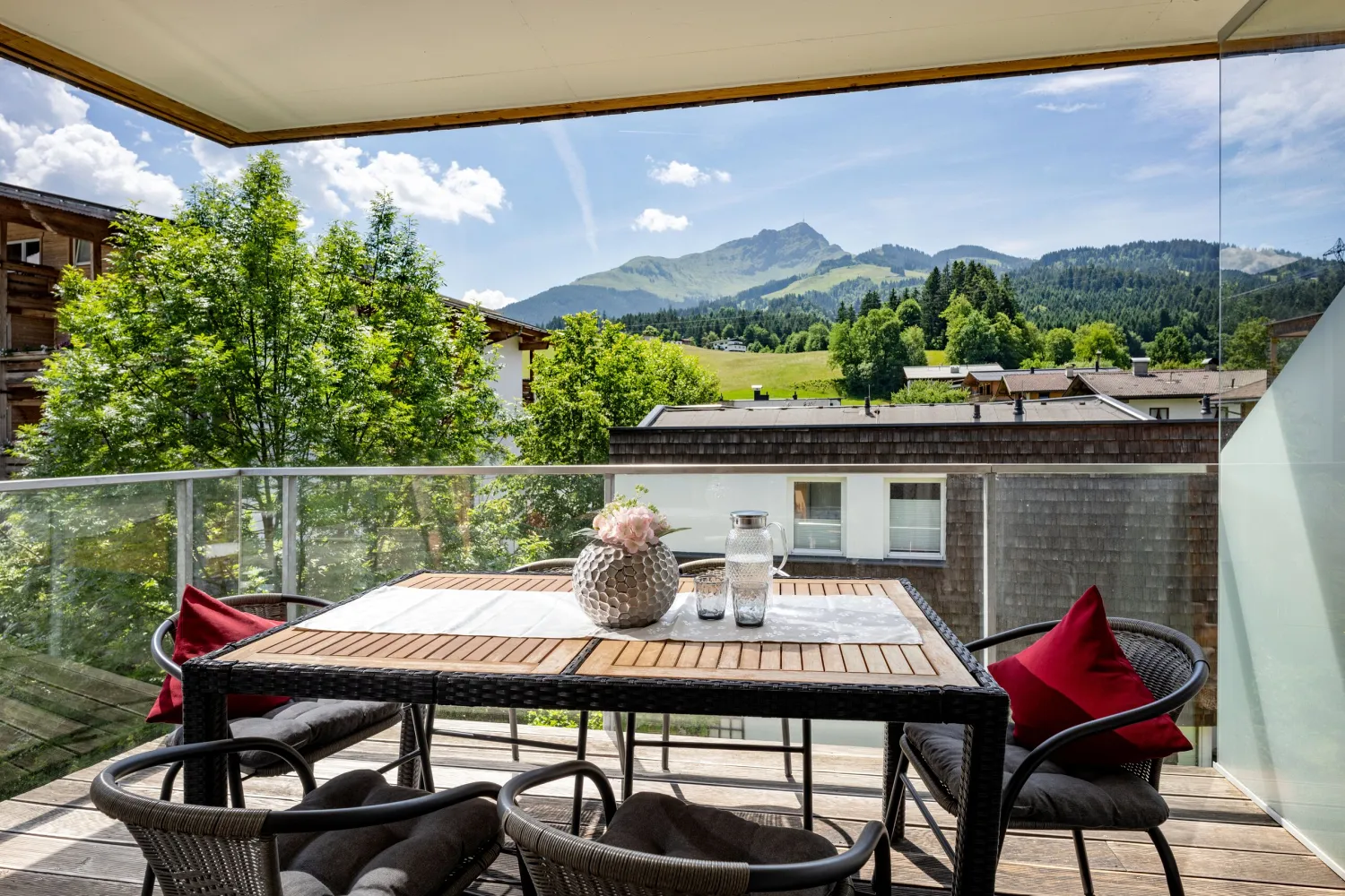Balkon mit Essplatz und Bergblick im Apartment Top 26