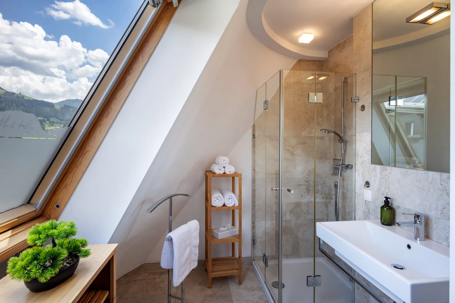 Badezimmer mit Dachfenster und Dusche im Apartment Top 26