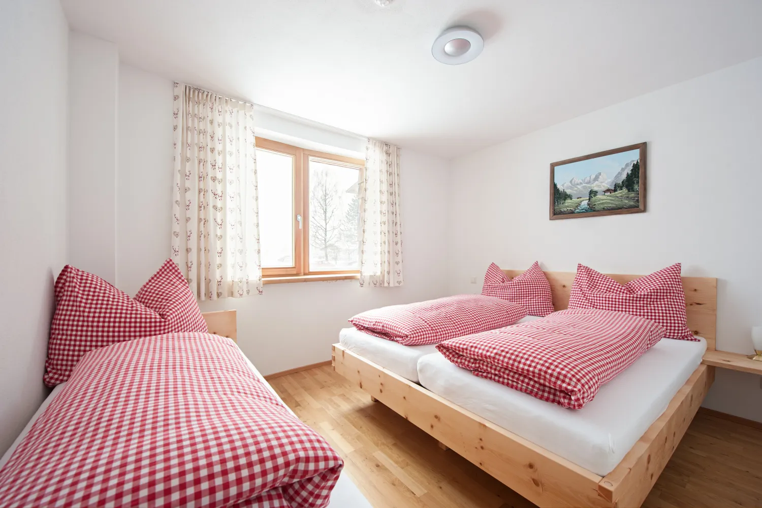 Schlafzimmer mit Doppel- und Einzelbett im Apartment mit 2 Schlafzimmern und Balkon