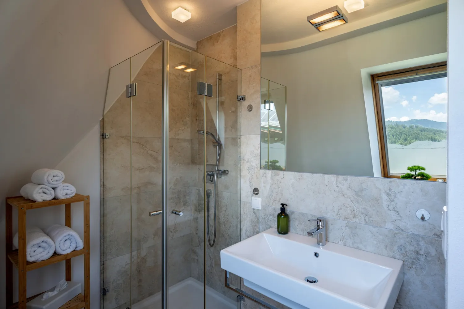 Badezimmer mit Glasdusche und Bergblick im Apartment Top 26