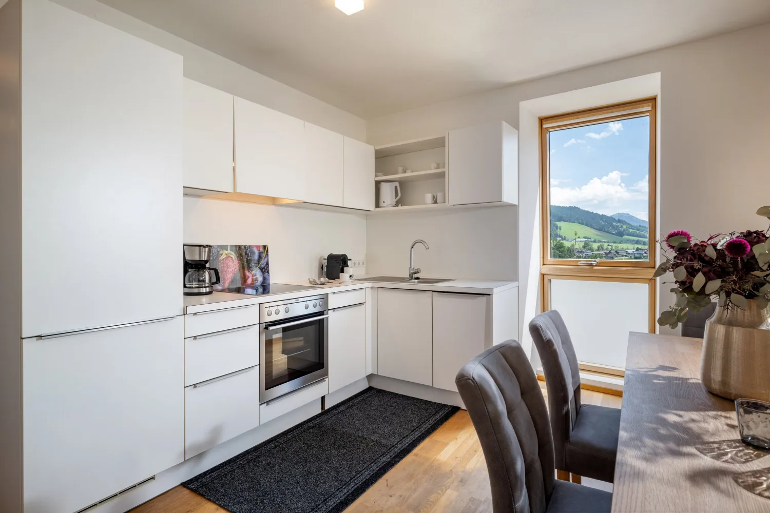 Moderne Küche mit Essplatz im Apartment Top 26