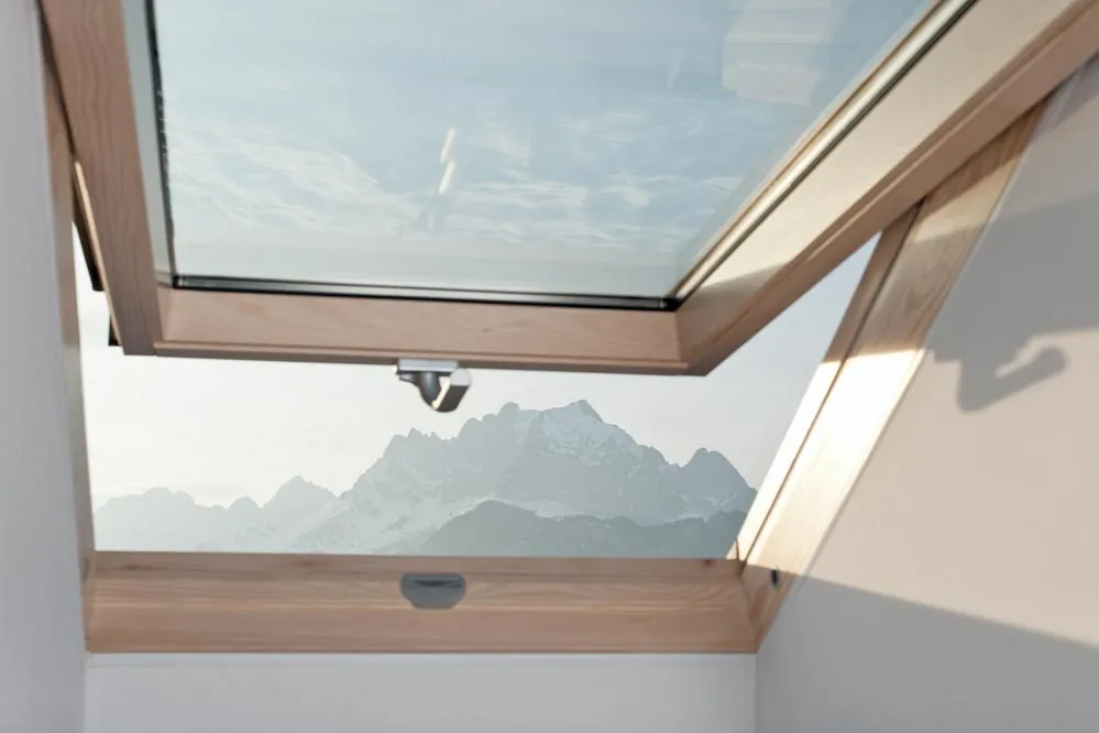 Dachfenster mit Blick auf die Berge im Maisonette-Apartment