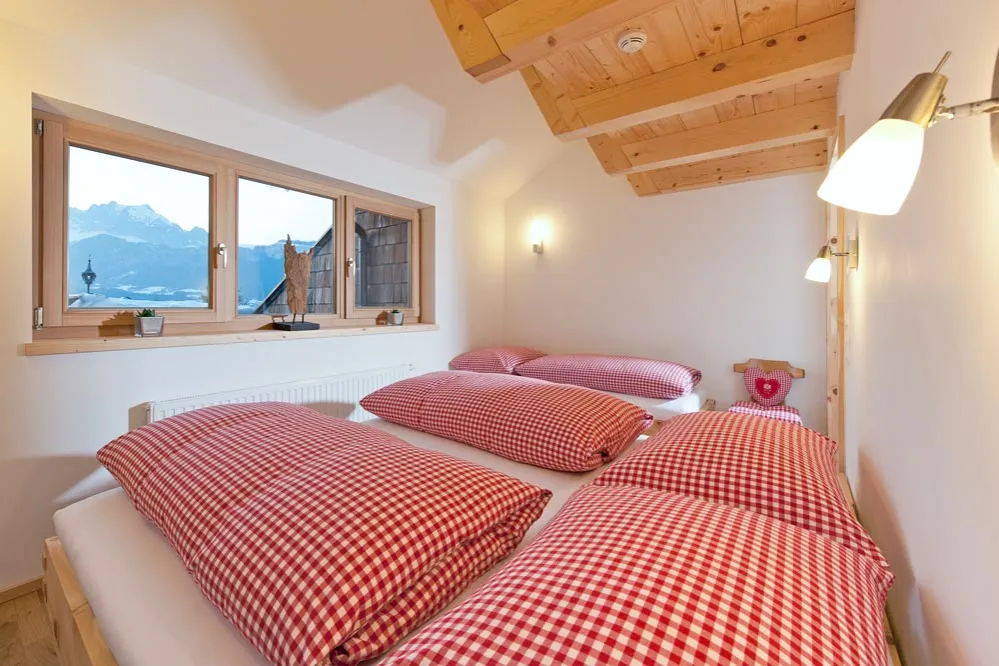 Schlafzimmer auf der Galerie im Dachgeschoß des Maisonette-Apartments