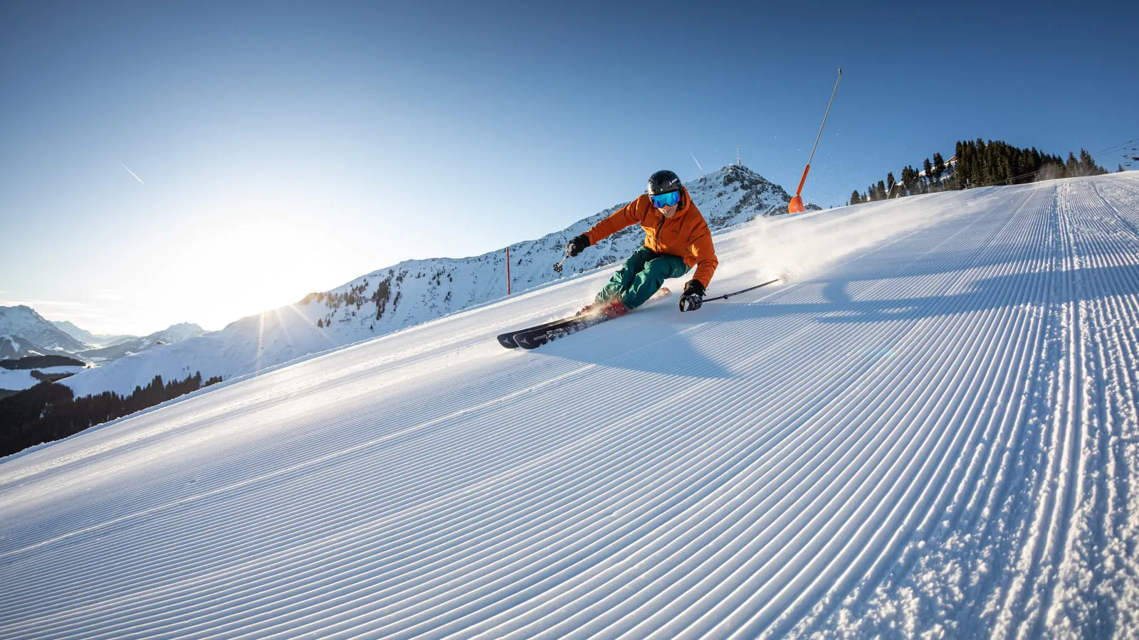 Skifahrer im Carving-Schwung auf präparierter Piste